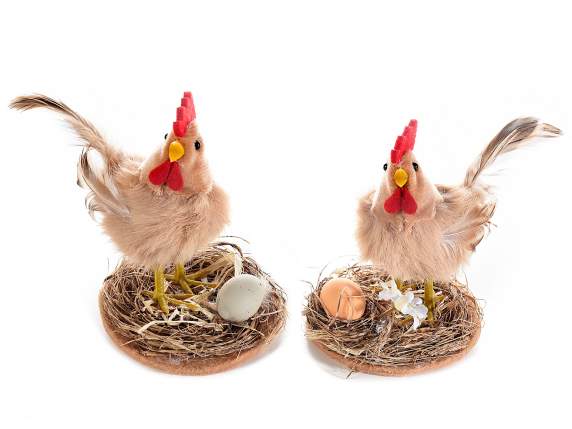 Gallinella pasquale in nido di paglia con ovetto colorato