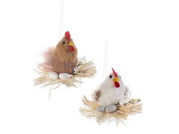 Gallinella su nido di paglia con uova da appendere