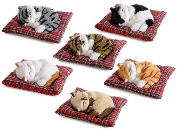 Gatto decorativo in finto pelo addormentato sul cuscino