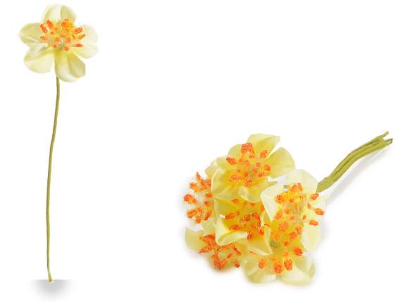 Künstliche gelbe Stoffblume mit farbigen Stempeln