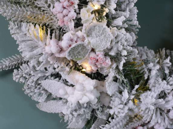 Coroană de zăpadă cu conuri de pin, fructe de pădure roșii ș
