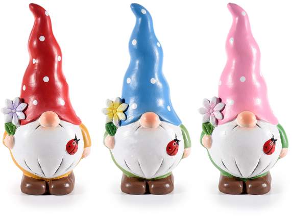 Gnome en céramique colorée avec chapeau, fleur et coccinelle