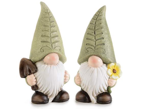 Gnome en terre cuite colorée avec fleur et pelle à la main