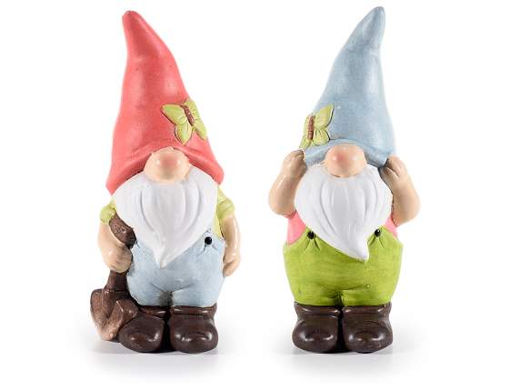 Gnome en terre cuite colorée avec un papillon sur son chapea