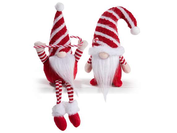 Gnomo navideño de tela con dulces adornos.