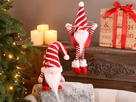 Gnomo navideño de tela con dulces adornos.
