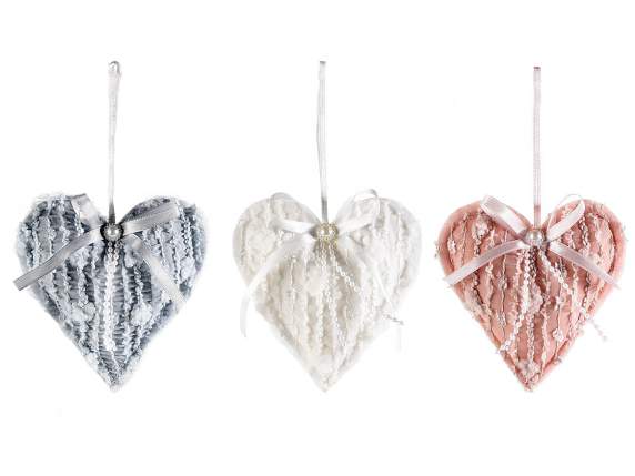 Cuore imbottito in stoffa ricamata con fiocco da appendere