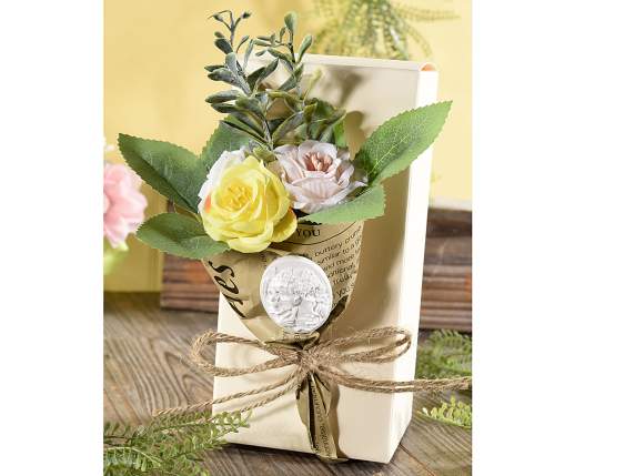 Bouquet in carta kraft c-fiori in stoffa e decoro in gesso