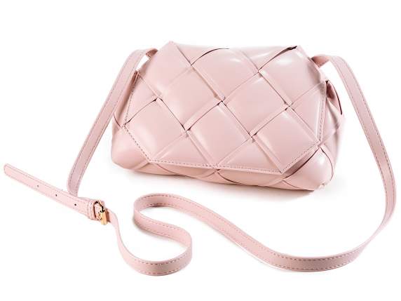 Borsa intrecciata a tracolla in similpelle rosa antico