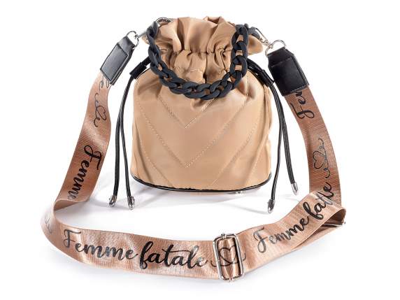 Borsa a secchiello in tessuto con tracolla e catena opaca