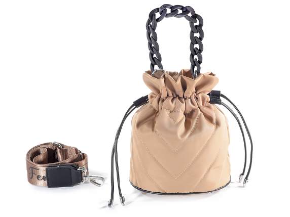 Borsa a secchiello in tessuto con tracolla e catena opaca
