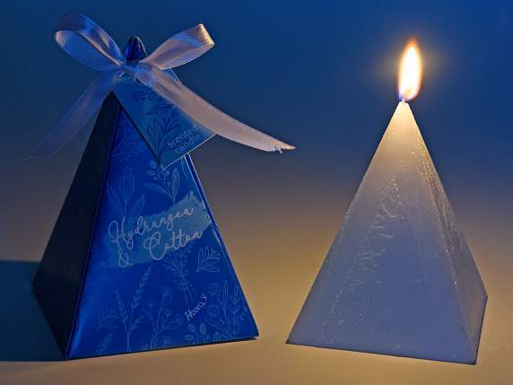 Candela profumata a piramide in confezione regalo con fiocco