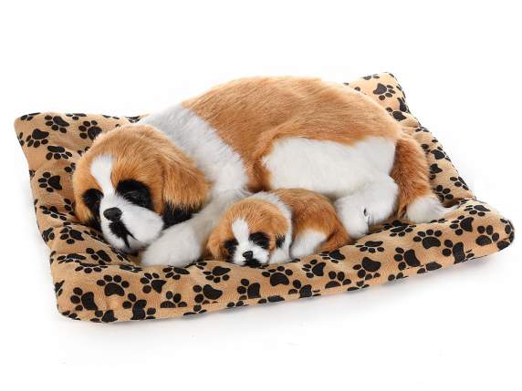 Cane in finto pelo con cucciolo addormentato sul cuscino