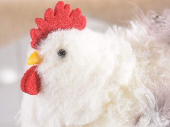 Gallinella con morbide piume artificiali