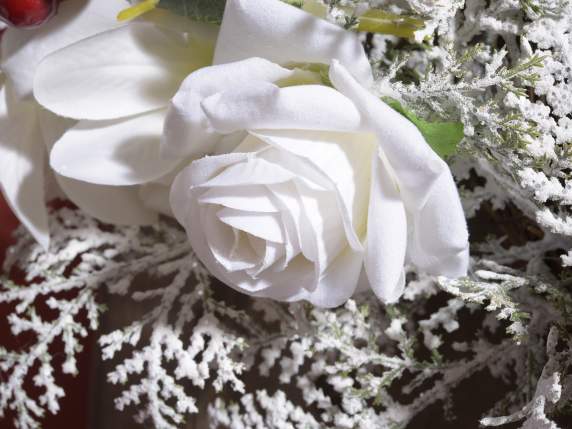 Ghirlanda decorativa innevata con fiori bianchi e bacche