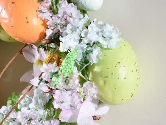 Ghirlanda con uova colorate e fiori di pesco