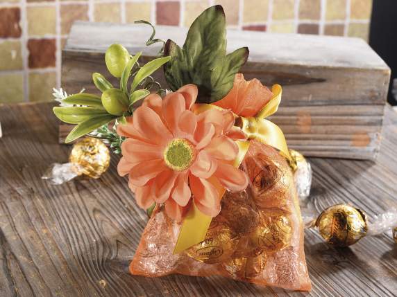 Mazzolino con anemone in stoffa, bacche e fiorellini