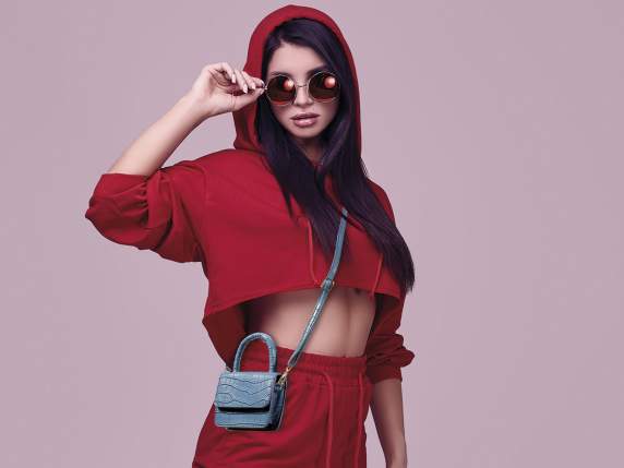 Mini bag a mano in similpelle azzurra effetto coccodrillo