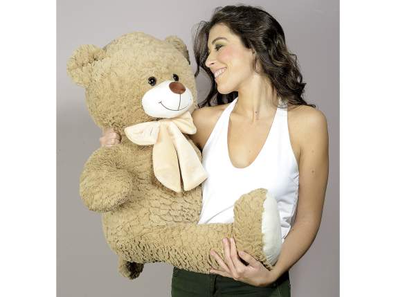 Orso grande in peluche con fiocco in stoffa vellutata