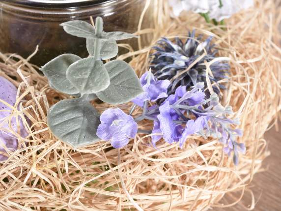 Centrotavola in paglia con uova, fiori e portacandela vetro