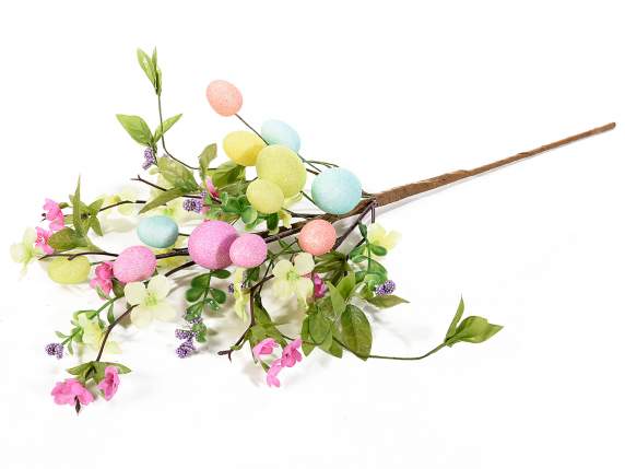 Ramo di uova colorate con glitter e fiori artificiali