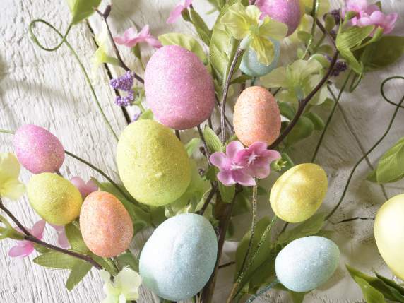 Ramo di uova colorate con glitter e fiori artificiali