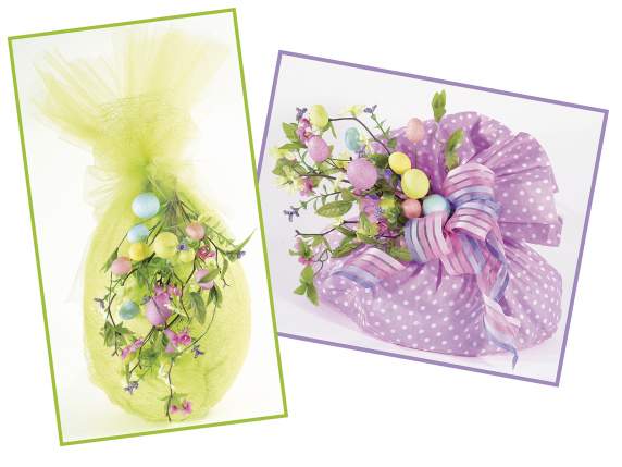 Ramo di uova colorate con glitter e fiori artificiali
