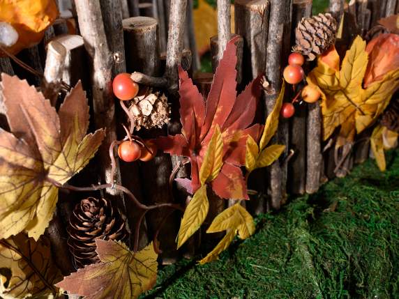 Staccionata in legno con bacche, zucche e foglie autunnali
