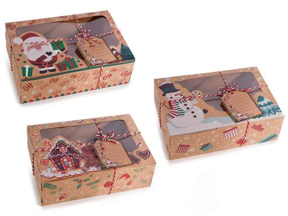 Boîte en papier kraft avec décorations de Noël, ruban et éti