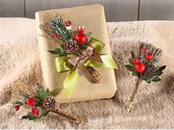 Bouquet avec balai et décorations enneigées