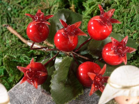 Bouquet de fruits rouges artificiels et de feuilles