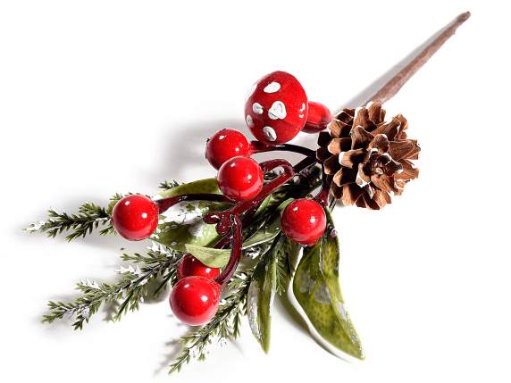 Bouquet enneigé avec pomme de pin, champignon et fruits