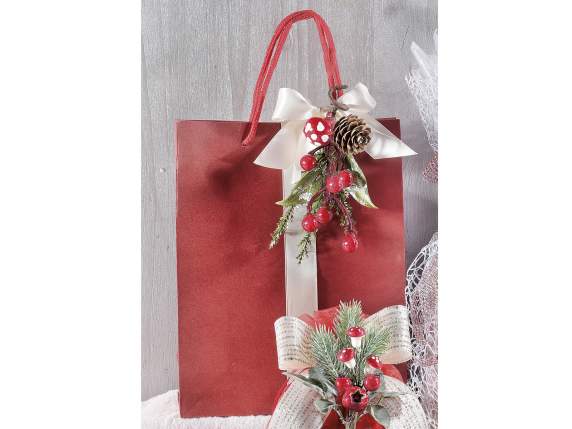 Bouquet enneigé avec pomme de pin, champignon et fruits