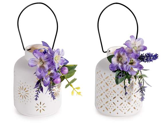 Lanterne en porcelaine avec lumières, bouquet de lavande et