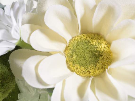 Marguerite en tissu avec des fleurs artificielles