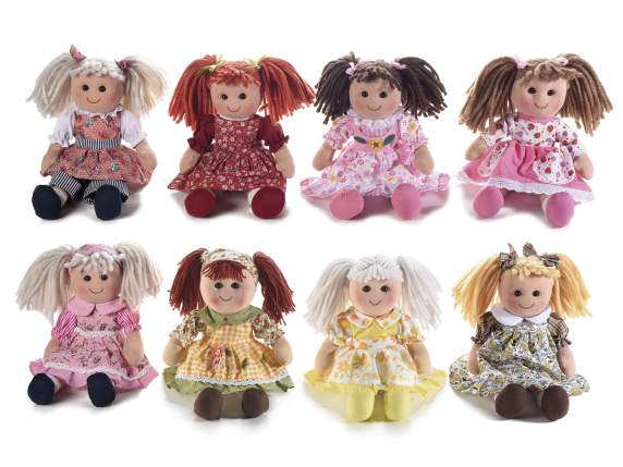 Petite poupée en tissu peluche avec des vêtements colorés