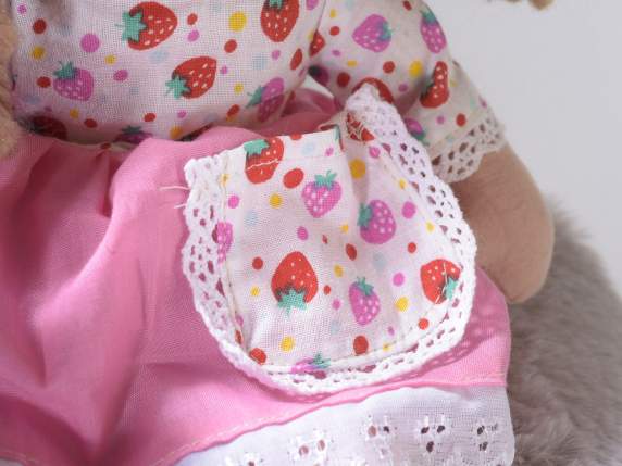 Petite poupée en tissu peluche avec des vêtements colorés