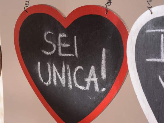 Cœur en bois coloré avec tableau noir suspendu