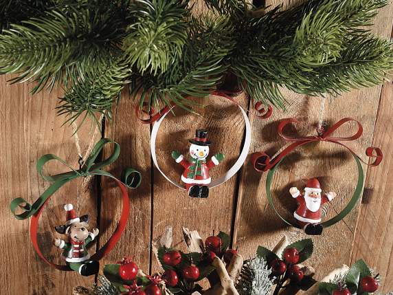 Décoration en métal avec personnage en résine à suspendre