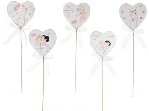 Coeur en bois sur bâton avec noeud et décorations de mariage