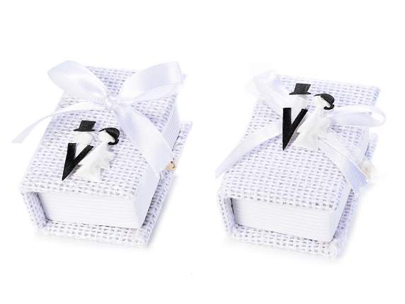 Boîte en forme de livre recouverte de tissu avec décorations