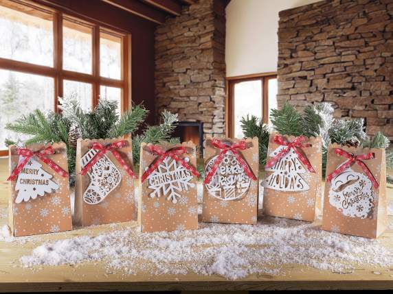 Sac en papier naturel avec étiquette de Noël et nœud rouge