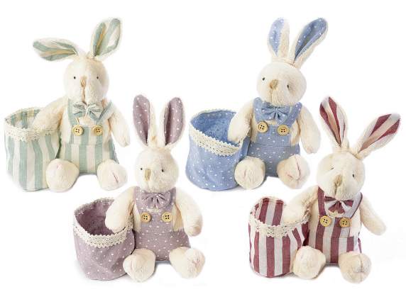 Lapin en peluche avec panier à bonbons et salopette