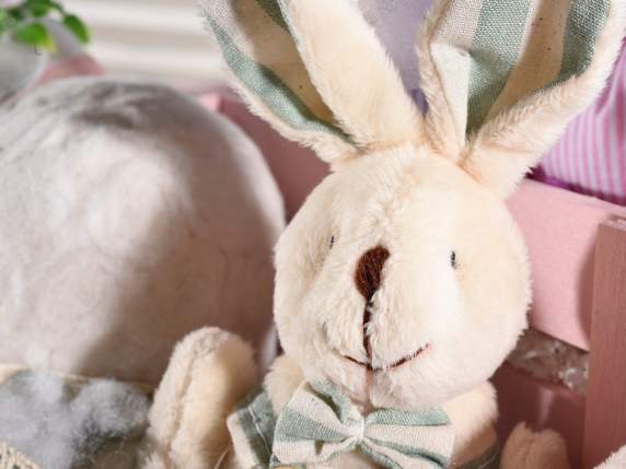 Lapin en peluche avec panier à bonbons et salopette