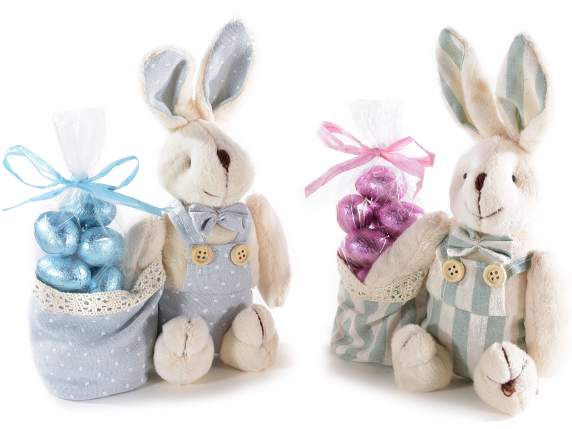 Lapin en peluche avec panier à bonbons et salopette