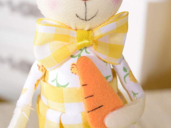 Lapin en tissu avec carotte sur socle en bois