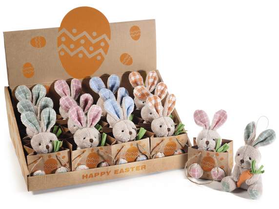 Lapin en peluche avec une carotte dans un sac à main