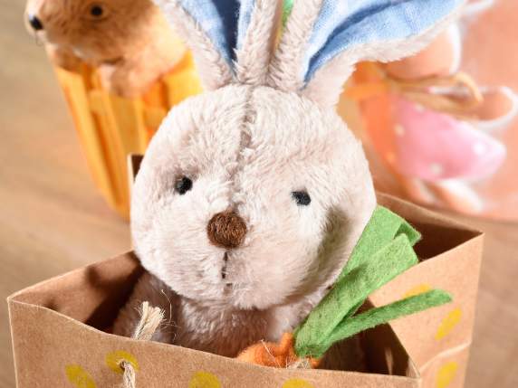 Lapin en peluche avec une carotte dans un sac à main