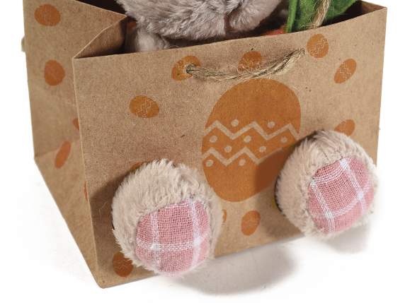 Lapin en peluche avec une carotte dans un sac à main