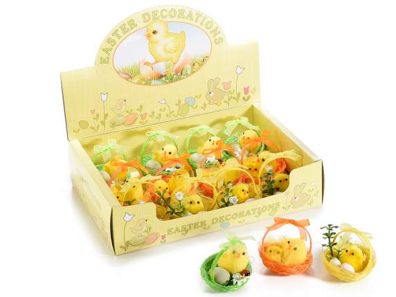 Présentoir avec 12 poussins dans un panier coloré avec des œ